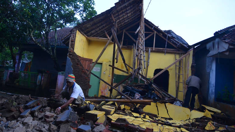 Ισχυρός σεισμός 6,9 Ρίχτερ στην Ινδονησία